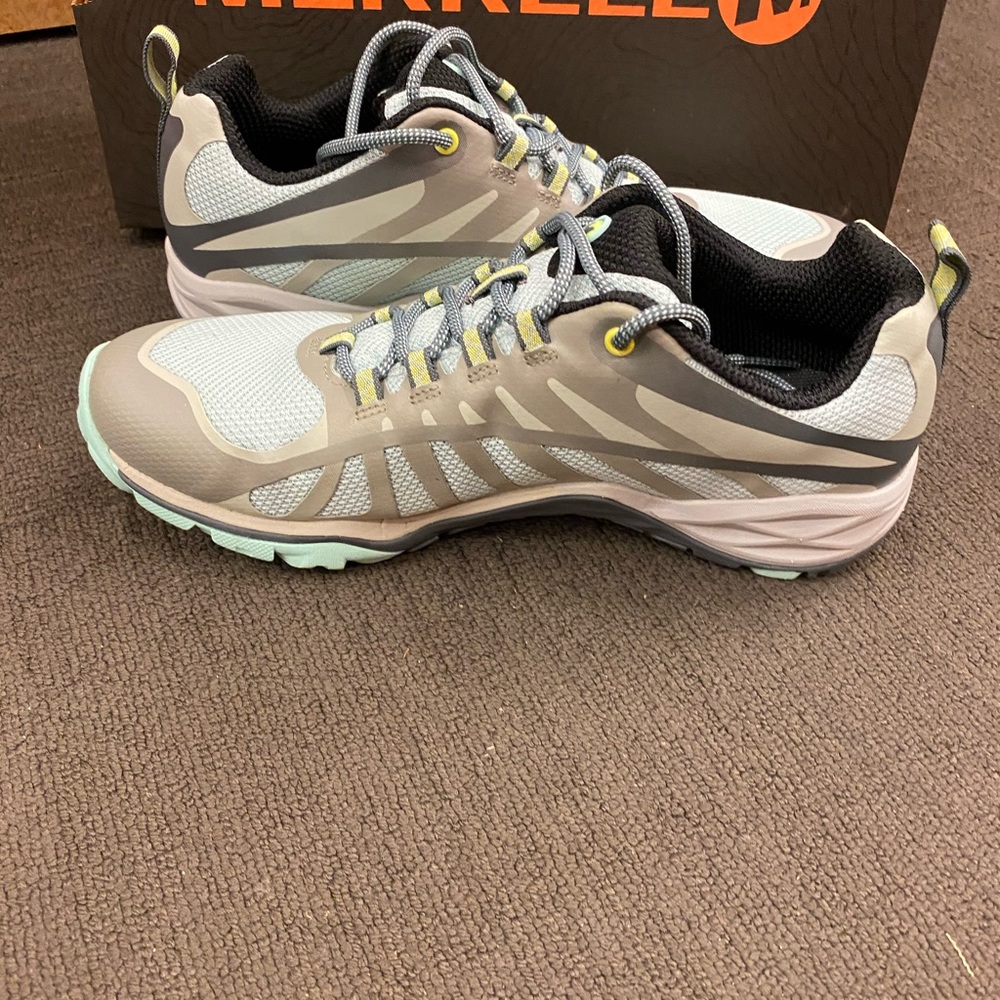 New Merrell Shoes - Picture 3 of 5